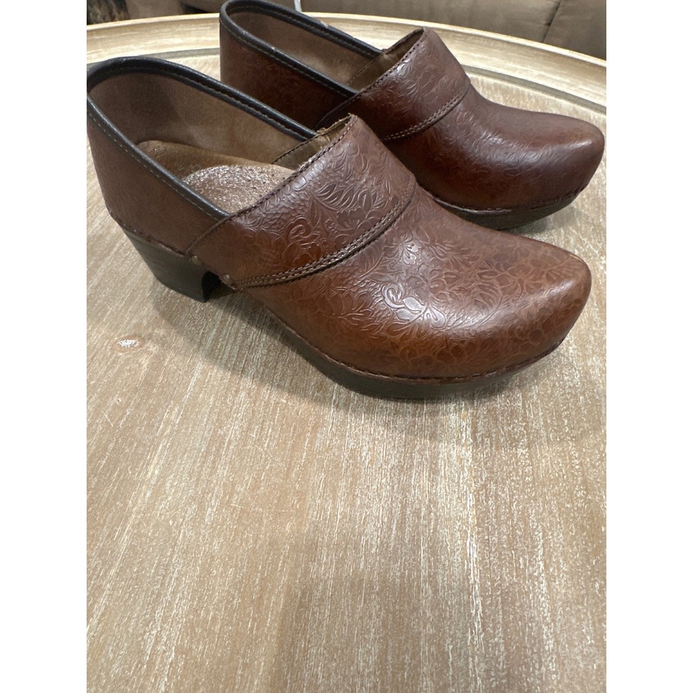 Dansko Thea Brown Floral Embossed Leather Heeled Clogs Shoes Womens 37